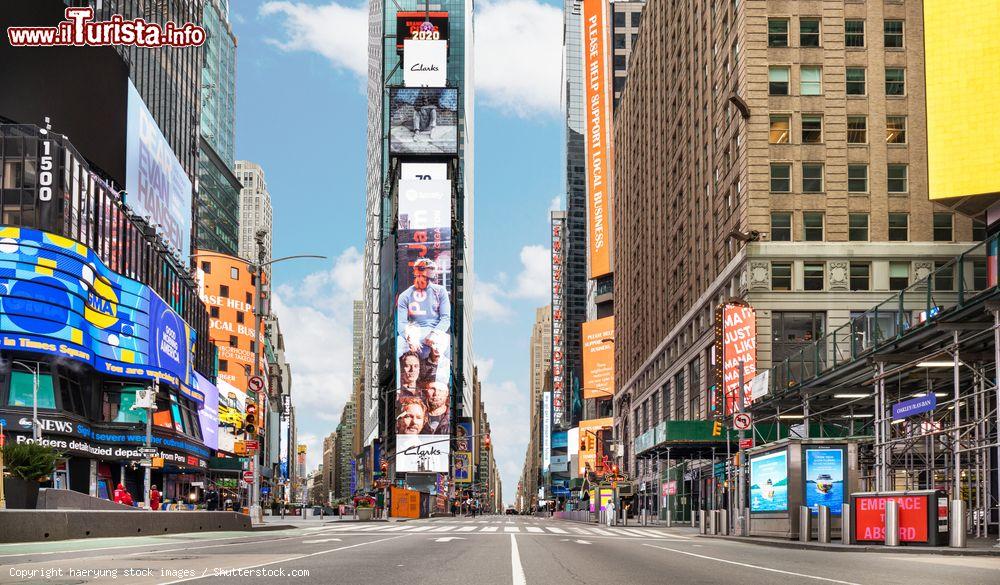 Immagine Times Square vuota a causa della pandemia del coronavirus che ha colpito soprattutto lo stato di New York e la Grande Mela - © haeryung stock images / Shutterstock.com