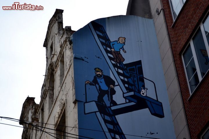 Immagine Murale di Tin Tin: Bruxelles è la capitale europea del fumetto, e Tin Tin è uno dei suoi "figli" più celebri. Tra i molti murales sparsi per la città, non poteva mancare proprio lui.