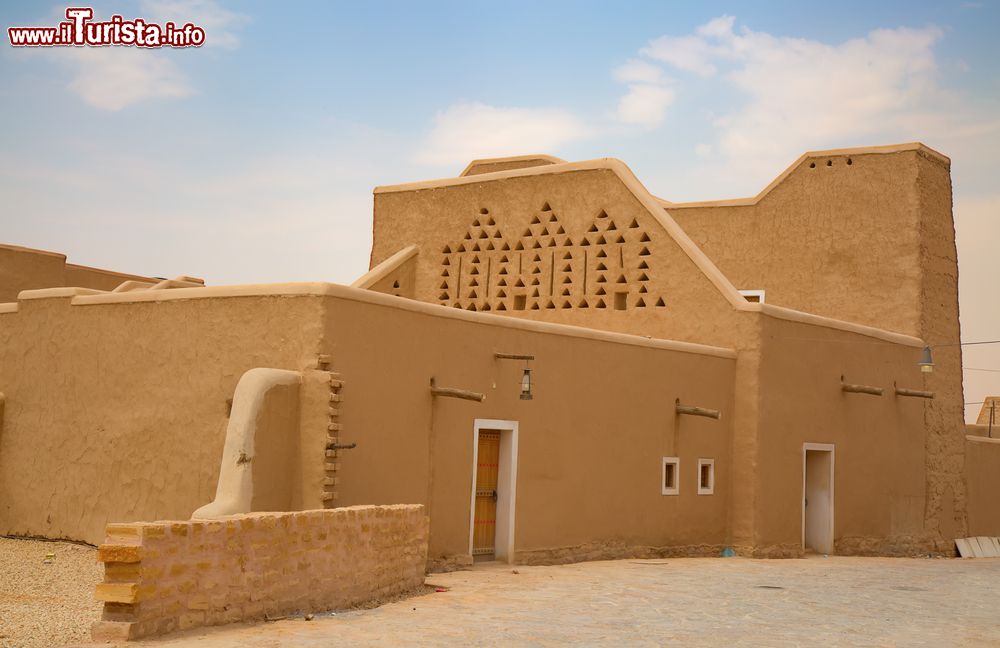 Immagine Tipica architettura araba in una strada dell'antica Diriyah, vecchia città vicino a Riyadh (Arabia Saudita).