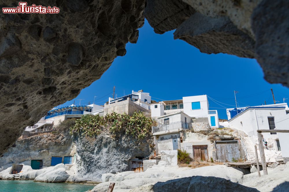 Immagine Tipica architettura cicladica nei pressi del porto dell'isola di Kimolos, Grecia.