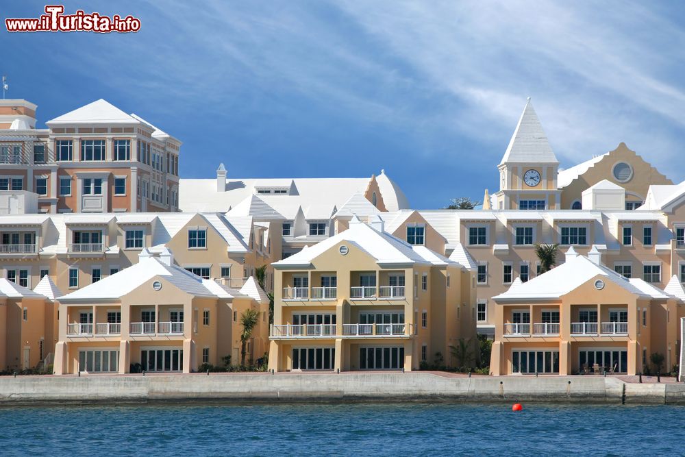 Immagine La tipica architettura dei condominii sul lungomare di Hamilton, isola di Bermuda. Hamilton sorge su una baia al centro di Bermuda, sull'Oceano Atlantico.