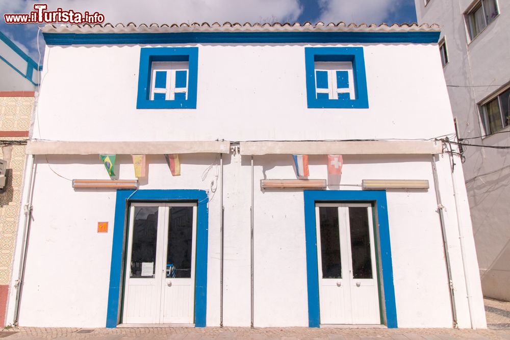 Immagine Tipica architettura di un edificio visto dall'esterno nella città di Olhao, Portogallo. Case basse dipinte di bianco, dalle forme squadrate e addossate fra loro, rendono Olhao molto somigliante alle città della costa nordafricana.