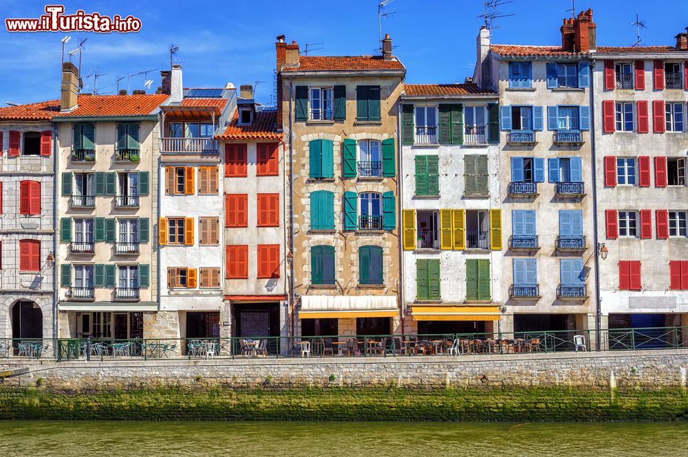Immagine Tipica architettura residenziale a Bayonne, Francia: passeggiare per le strade della città o lungofiume per ammirare le facciate delle case con le finestre dipinte è uno spettacolo da non perdere.