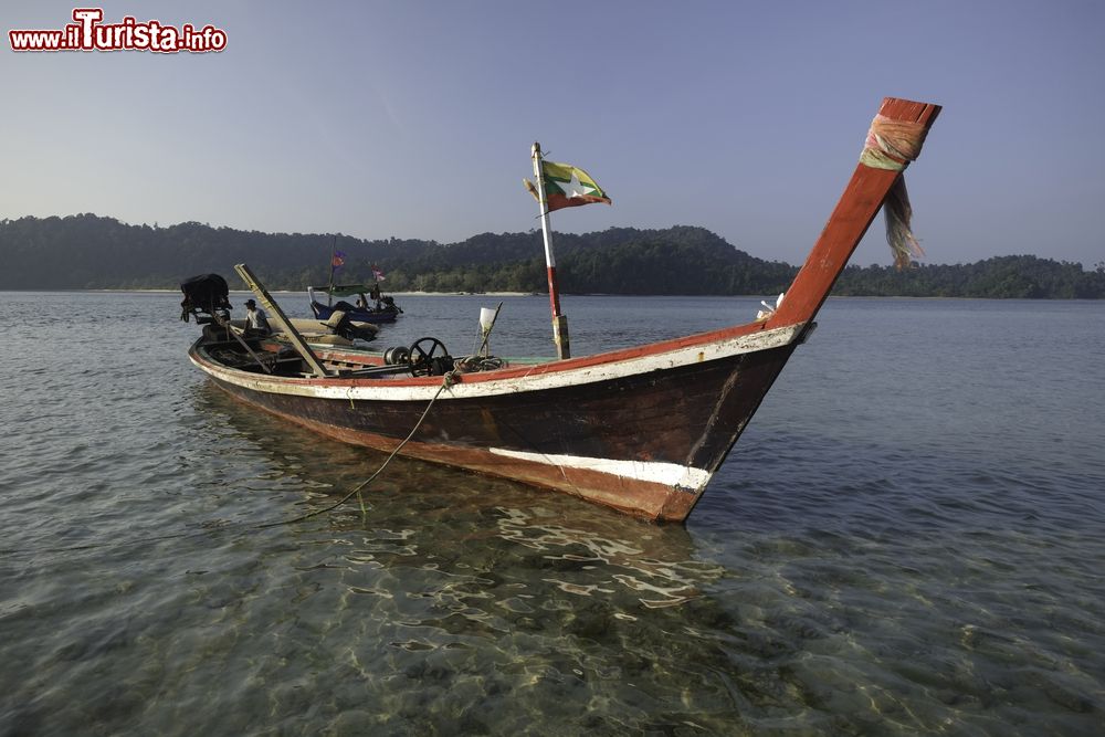 Immagine Tipica barca in legno ancorata al largo di una spiaggia nell'arcipelago di Mergui, Myanmar.