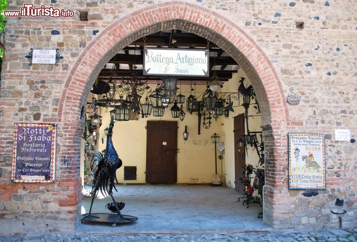 Immagine Tipica bottega di Grazzano Visconti, Piacenza - Una delle botteghe artigianali specializzate nella lavorazione del ferro battuto che si possono incontrare passeggiando per il centro storico di questa frazione del Comune di Vigolzone in provincia di Piacenza © maudanros / Shutterstock.com