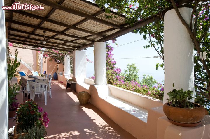 Immagine Tipica casa di Alicudi, Sicilia - Colori pastello e fiori profumati per le tradizionali abitazioni di quest'isola siciliana che sorge 34 miglia marine a ovest di Lipari. Passeggiando fra le mulattiere delle sue cinque frazioni abitate si possono scoprire suggestivi scorci paesaggistici © luigi nifosi / Shutterstock.com