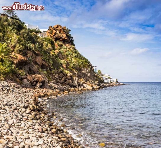 Immagine Tipica spiaggia di Panarea, Sicilia - Sono quasi tutte facilmente accessibili anche a piedi le spiagge di Panarea, piuttosto piccole ma con qualcosa di spettacolare e ideali per chi ama divertirsi, nuotare, fare snorkeling, trekking sulle scogliere o semplici gite in barca per scoprire i piccoli atolli che si trovano al largo © funkyfrogstock / Shutterstock.com