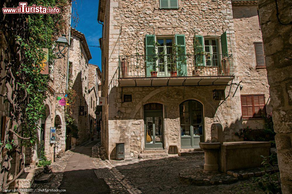 Immagine Una tipica stradina con la piazzetta e la fontana a Saint-Paul-de-Vence, Francia. Questo piccolo e romantico villaggio medievale venne costruito abbarbicato sulla montagna per sfuggire agli attacchi saraceni - © Celli07 / Shutterstock.com