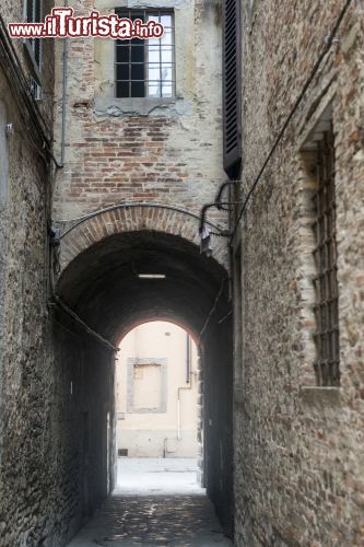 Immagine Tipica vecchia strada di Città di Castello, Umbria, Italia. Passeggiando per l'antico centro cittadino, ancora circondato da lunghi tratti di mura medievali, si possono ammirare suggestivi scorci paesaggistici.