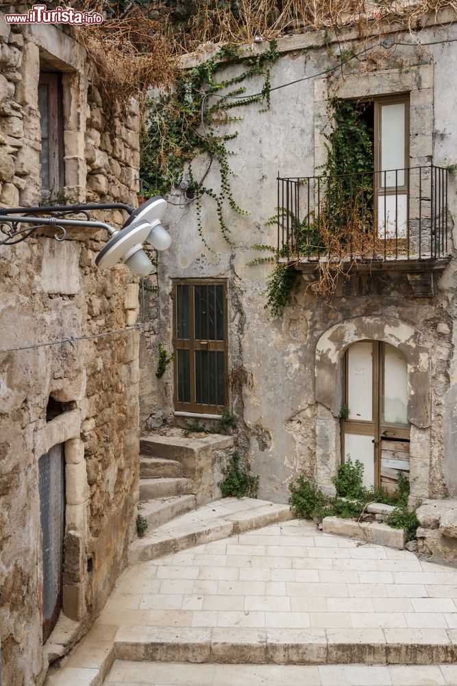 Immagine Tipica viuzza nella città bassa di Ragusa, Sicilia. Un caratteristico scorcio panoramico della città siciliana che dal 2002 è stata dichiarata patrimonio Unesco.