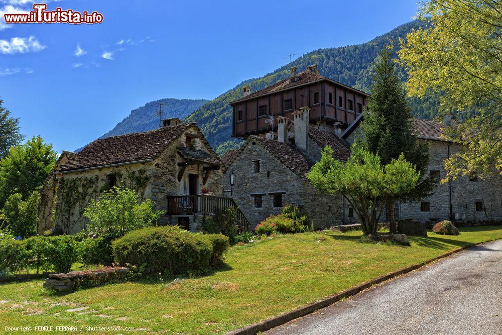 Immagine Tipiche abitazioni di Crodo nella Valle Antigorio, Piemonte, Italia. Costruite in pietra e legno, le case di questa località in provincia di Verbano-Cusio-Ossola ne testimoniano ancora l'importante passato - © FEDELE FERRARA / Shutterstock.com