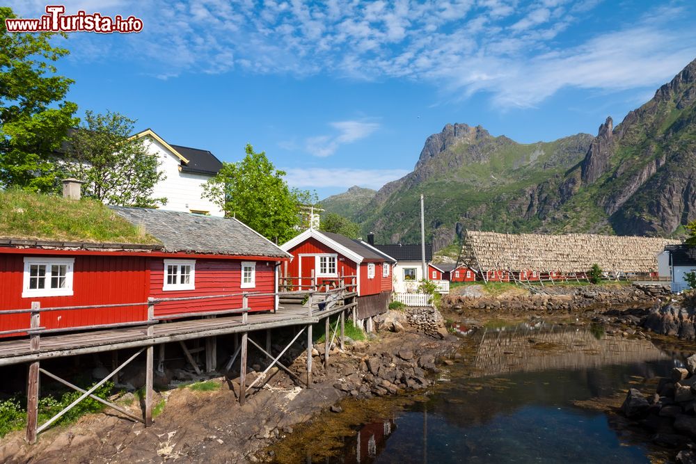 Immagine Tipiche capanne da pesca nella cittadina di Svolvaer, Lofoten, con il sole di mezzanotte (Norvegia).
