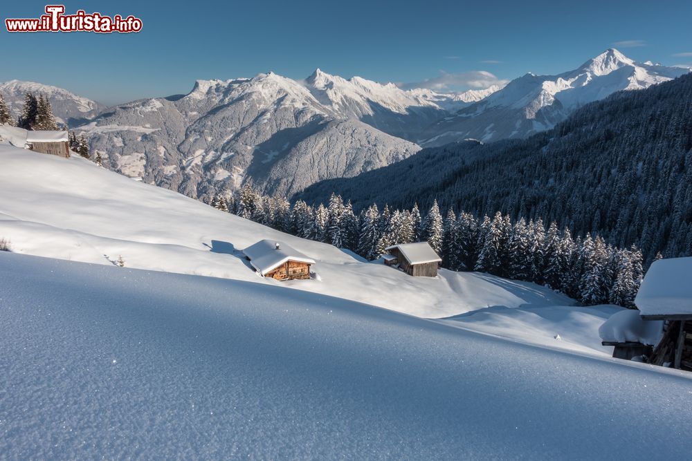Immagine Tipiche capanne in legno nelle montagne tirolesi a Arzl im Pitztal, Austria, immerse dalla neve.