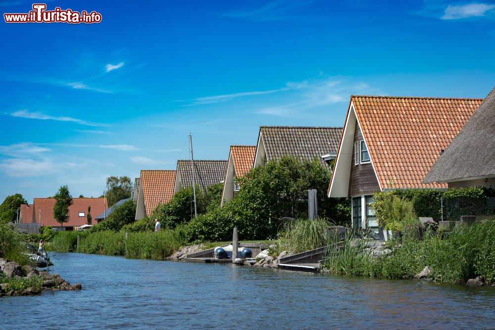 Immagine Tipiche case affacciate sull'acqua a Terherne nei pressi di Sneek, Olanda. 