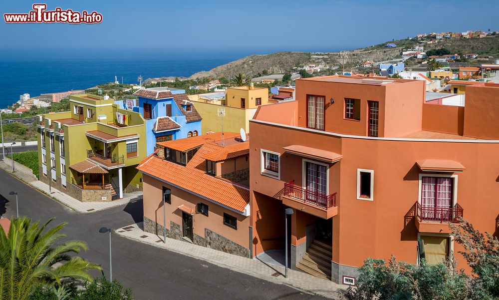 Immagine Tipiche case colorate nella città di Icod de los Vinos, Tenerife. Questa località unisce l'architettura tradizionale con influenze coloniali a una vegetazione rigogliosa.