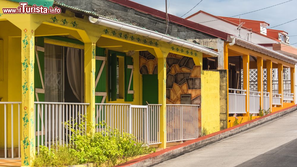 Immagine Tipiche case colorate sulle isole di Les Saintes a Guadalupa: siamo a Terre-de-Bas in un piccolo villaggio