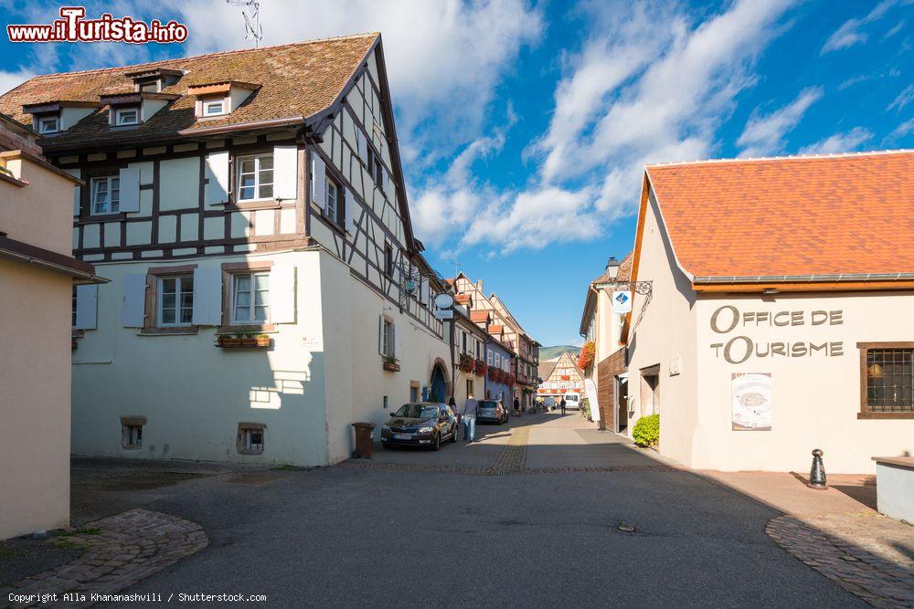Immagine Tipiche case con architettura a graticcio nel centro medievale di Eguisheim, Francia - © Alla Khananashvili / Shutterstock.com
