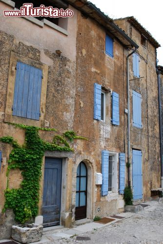 Immagine Tipiche case provenzali a Gordes, Francia - Alcune delle abitazioni tradizionali che si affacciano sulle vie del borgo fortificato di Gordes © Crisferra / Shutterstock.com
