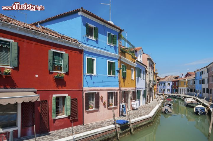 Immagine Tipiche case di Burano: un festival di colori - L'isola di Burano è famosa in tutto il mondo per le sue case colorate, splendide da ammirare in una giornata di sole passeggiando tra calli e ponticelli. Per la sua bellezza, l'atmosfera di quiete e allegria che si respira tra le sue strade e i suoi colori, Burano è diventata una delle più famose e visitate delle isole della Laguna, detenendo il primato insieme alla più grande Murano.- © Lee Yiu Tung / Shutterstock.com