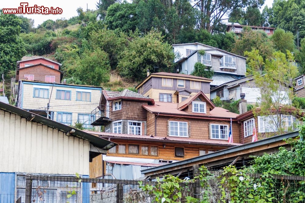 Immagine Le tipiche case di legno del villaggio cileno di Puerto Montt fotografate in una giornata nuvolosa.