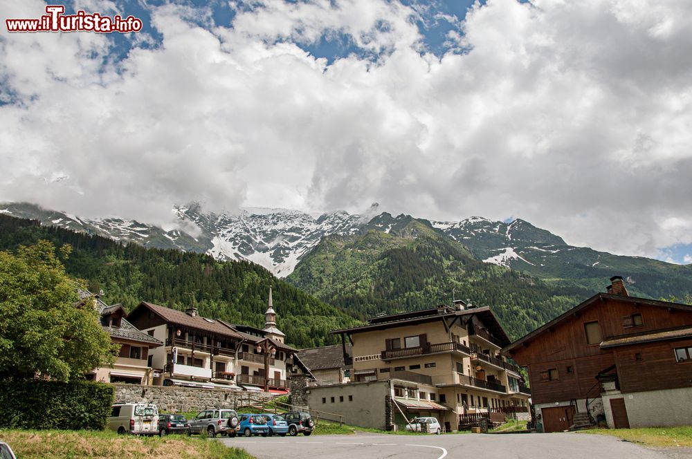 Immagine Tipiche case di montagna e campanile nel villaggio alpino di Les Contamines-Montjoie (Alta Savoia), vicino a Chamonix.