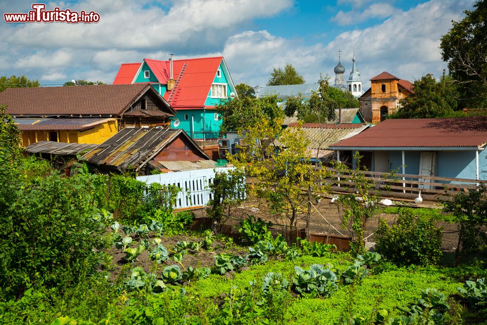 Immagine Tipiche case in legno dietro le mura del Cremlino di Rostov-on-Don, Russia.