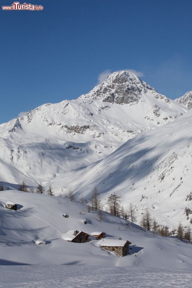 Immagine Tipiche case in pietra coperte dalla neve nel villaggio di Valgrisenche, Valle d'Aosta.