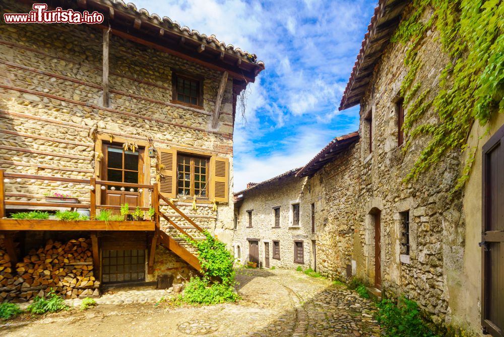 Immagine Tipiche case in pietra e legno nel centro medievale di Perouges, Francia. La cittadina venne fondata da una colonia di galli di ritorno dall'Italia: deve il suo nome ala città umbra di Perugia.