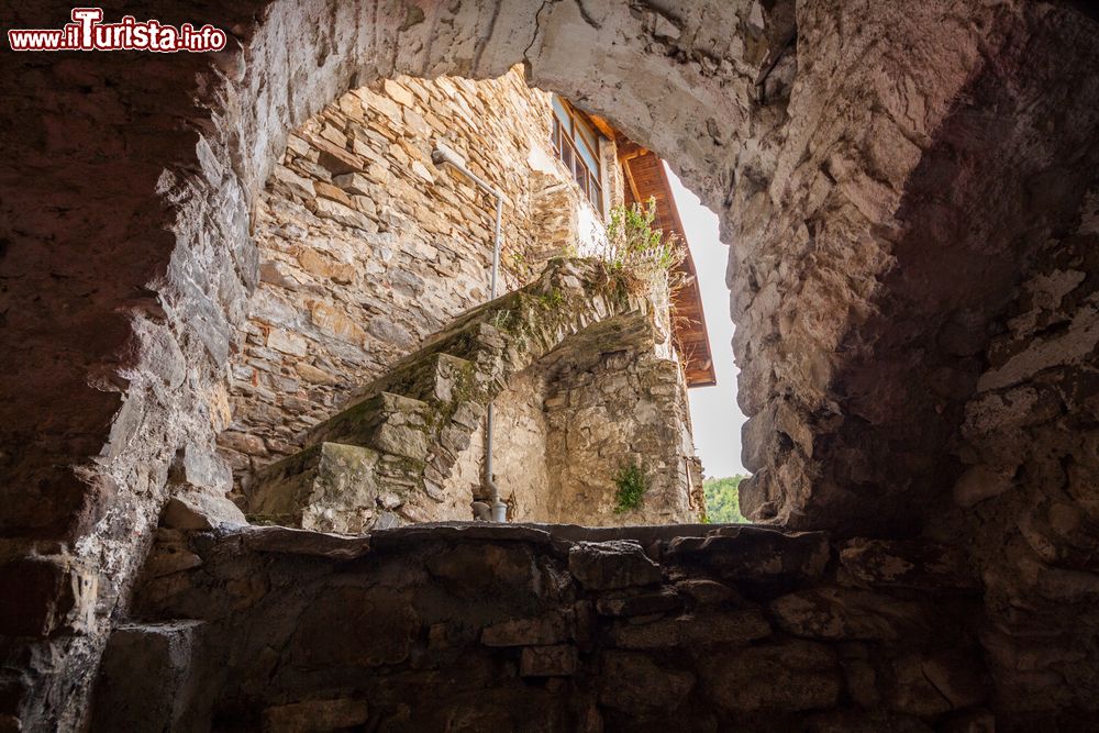 Immagine Un pittoresco scorcio fotografico sulle tipiche case in sasso del borgo di Apricale, Imperia, Liguria.