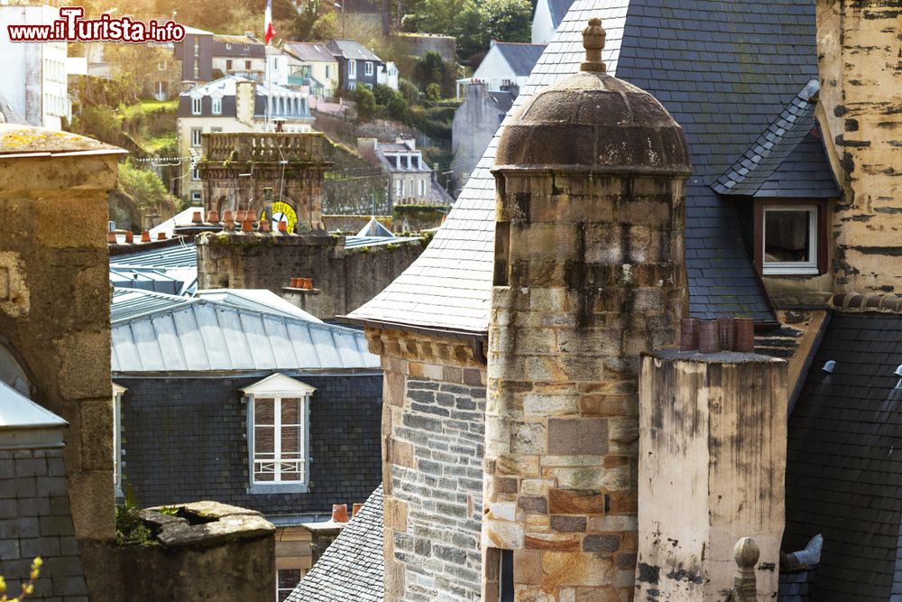 Immagine Tipiche case nel centro storico di Morlaix, Bretagna, Francia: questa cittadina conserva spettacolari case a lanterna e a graticcio.