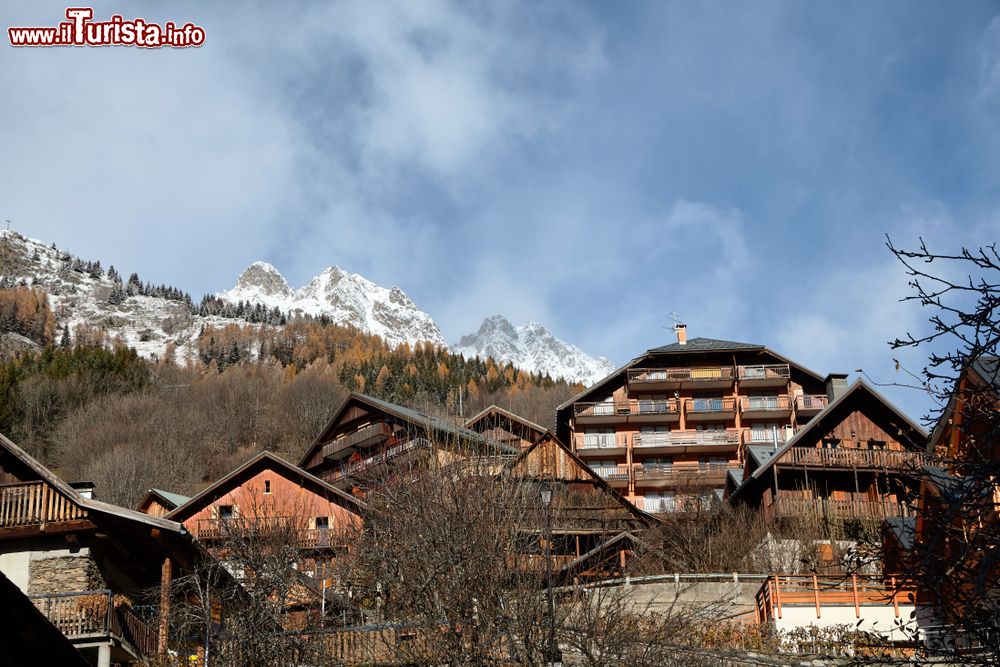 Immagine Tipiche case residenziali nello ski resort di Vaujany, Francia. Sullo sfondo, le vette innevate dei monti.