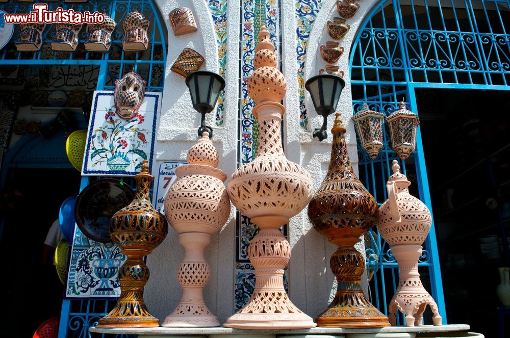 Immagine Le tipiche ceramiche artigianali di Nabeul, Tunisia. Fra le principali attività produttive di questa cittadina vi è la lavorazione della ceramica che produce in particolare piatti dipinti e in terracotta.