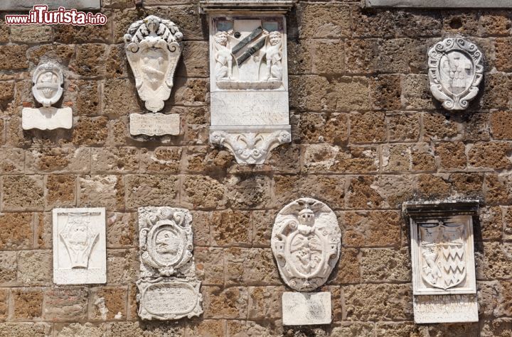 Immagine Tipiche decorazioni su edifici a Sovana, Toscana. Alcuni stemmi adornano la facciata di questo palazzo del centro storico di Sovana - © Claudio Giovanni Colombo / Shutterstock.com