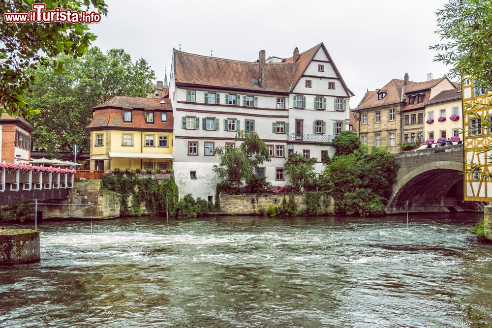 Immagine Tipici edifici bavaresi lungo il fiume Regnitz a Bamberga, Germania.