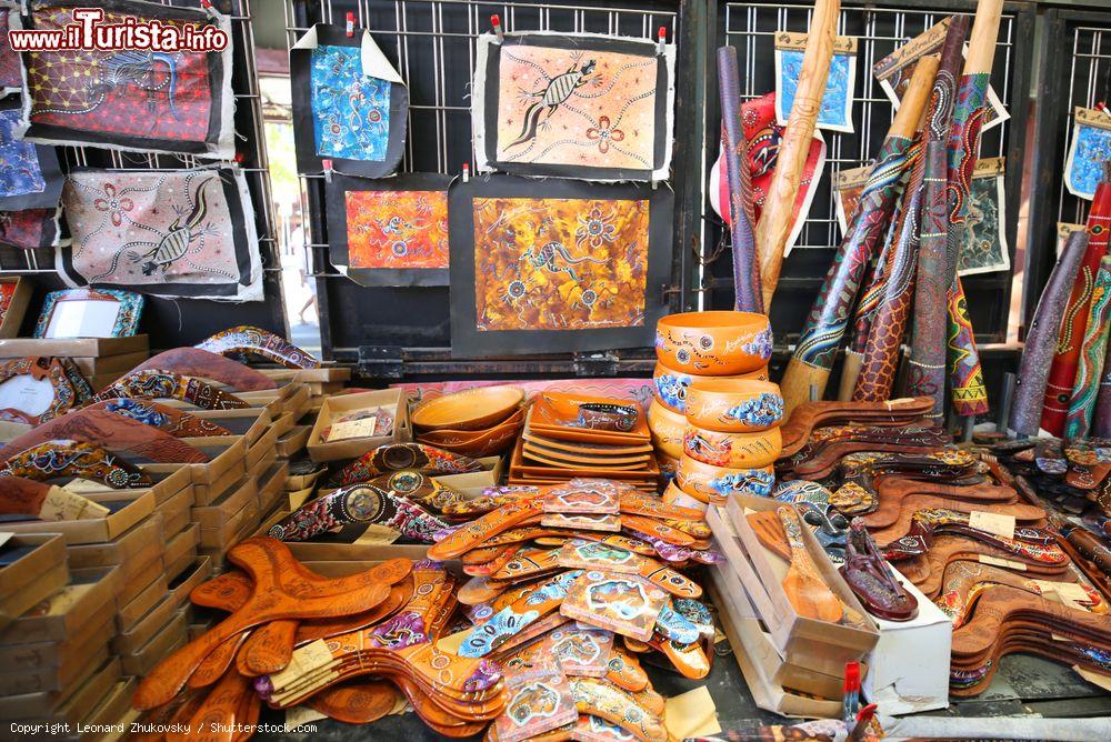 Immagine Tipici souvenirs australiani al Queen Victoria Market di Melbourne, Australia. E' uno dei simboli della città oltre che il più grande mercato all'aperto dell'emisfero sud - © Leonard Zhukovsky / Shutterstock.com