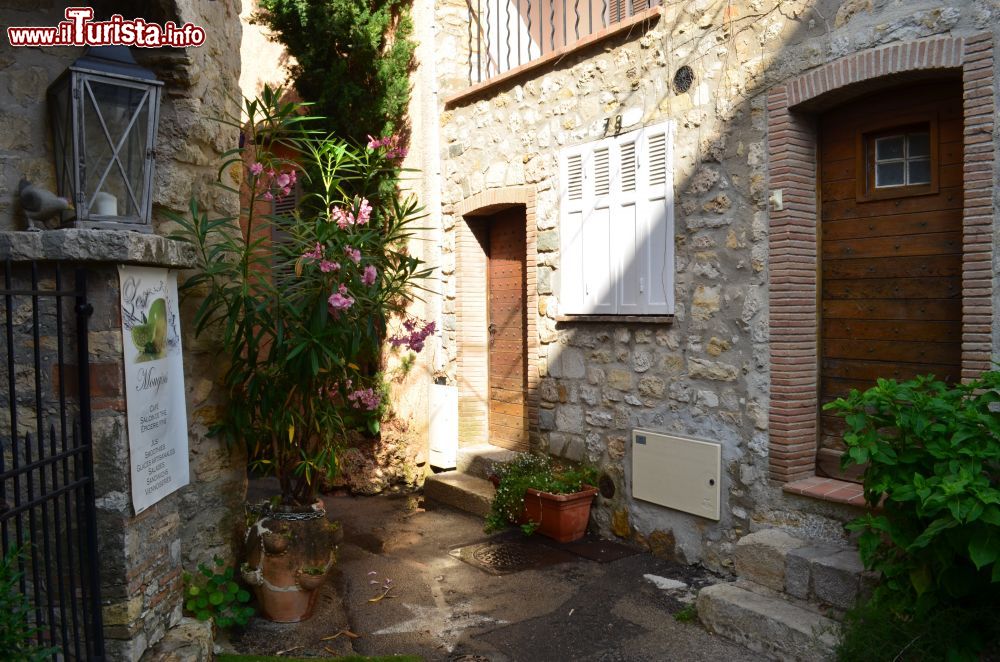 Immagine Tipico angolo con le case in pietra nel centro storico di Mougins