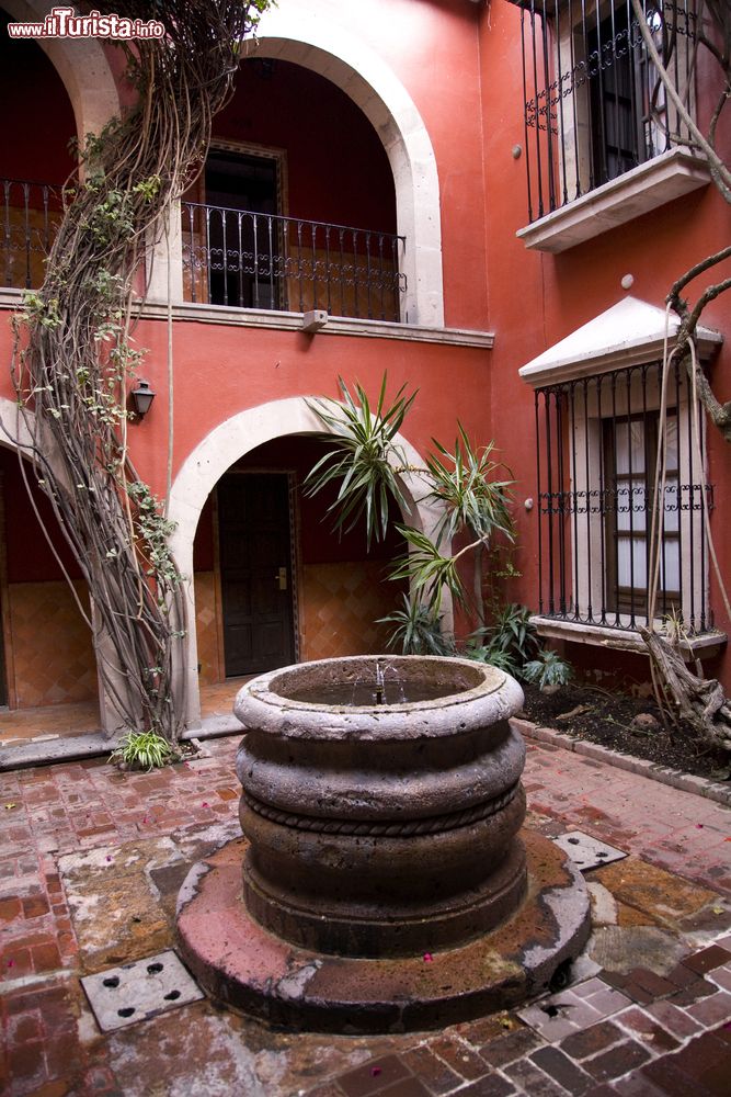 Immagine Tipico cortile in stile spagnolo a Morelia, Messico.