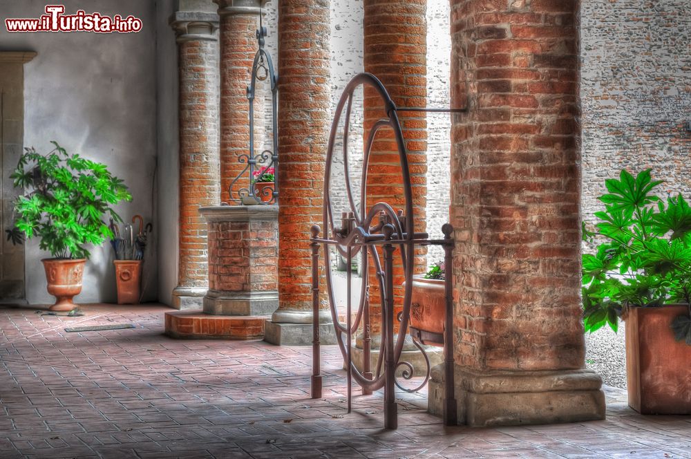 Immagine Un tipico cortile interno di epoca medievale nell'abitato di Certaldo Alto, Toscana, Italia.