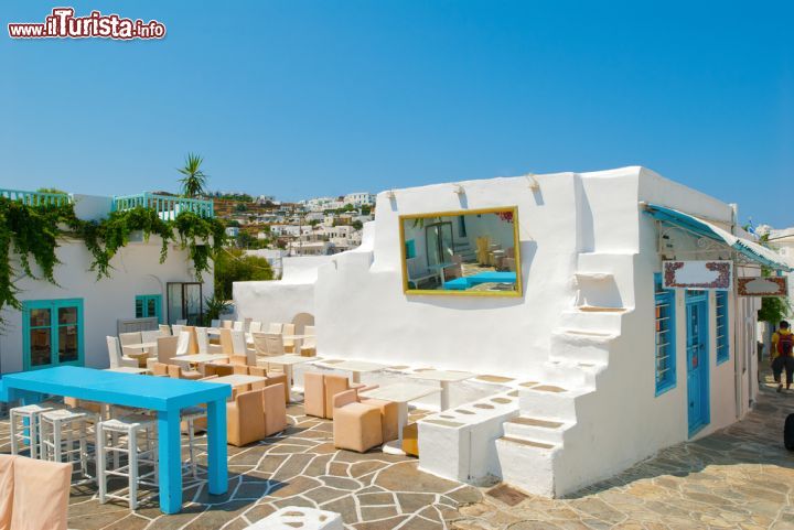 Immagine Tipico locale nella capitale di Sifnos, Grecia - Vero e proprio gioiello architettonico, Apollonia, capitale dell'isola, ospita splendidi scorci panoramici. In questa immagine, un caratetristico locale all'aperto nel centro della città © Korpithas / Shutterstock.com