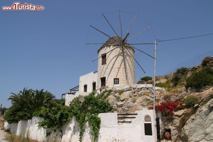 Immagine Tipico mulino a vento di Naxos, Grecia - Uno dei mulini a vento disseminati sul territorio dell'isola greca: ve ne sono a centinaia e rappresentano tutt'oggi una delle principali attrazioni turistiche © kkaplin / Shutterstock.com