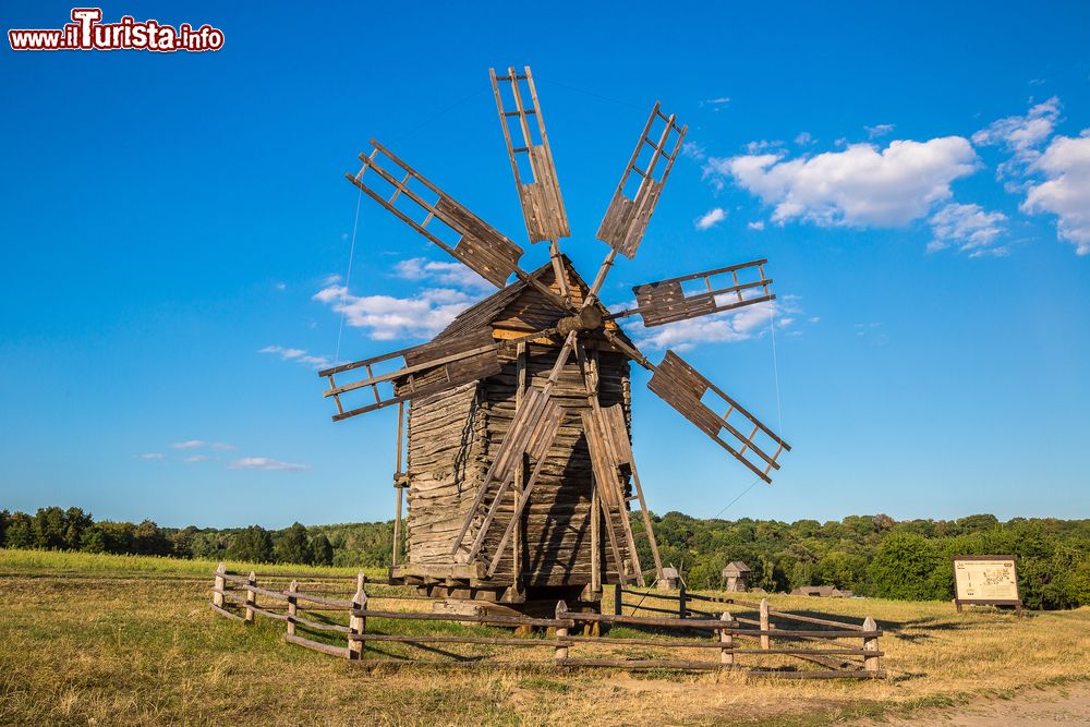 Immagine Un tipico mulino a vento nel Museum of Ukrainian Folk Architecture di Kiev, Ucraina.