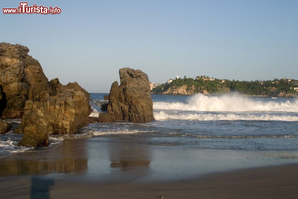 Immagine Un tipico panorama messicano con rocce, mare e vegetazione: siamo a Puerto Escondido, località fondata nel 1928 come centro per il commercio del caffé divenuta poi celebre per via dell'omonimo film di Gabriele Salvatores.