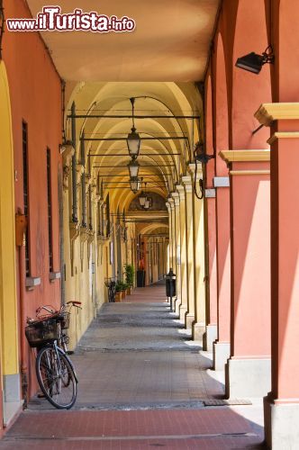 Immagine Tipico portico emiliano a Cento - © Mi.Ti. / Shutterstock.com