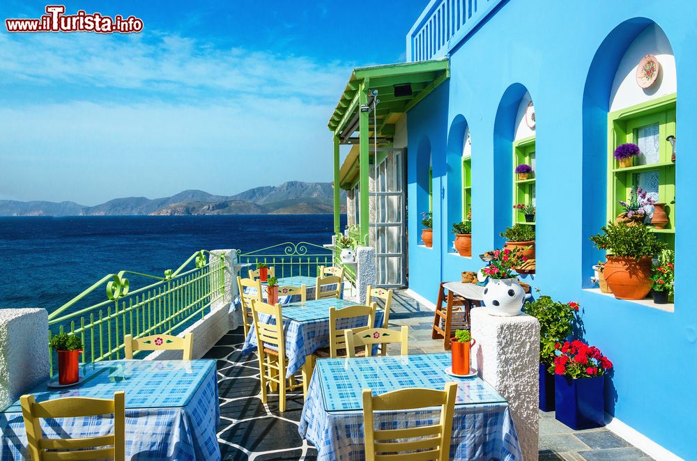 Immagine Un tipico ristorante con tavoli all'aperto sull'isola di Kalymnos, Grecia: qui si possono assaporare le specialità della cucina locale.
