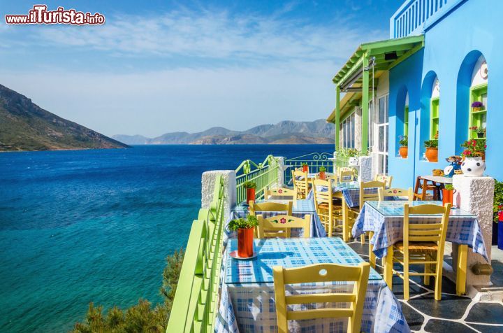 Immagine Tipico ristorante greco affacciato sul mare a Eubea, Grecia - Perfetto per assaporare le ottime specialità gastronomiche greche, questo tradizionale ristorante si affaccia sulle acque limpide del mare che circonda l'isola. Si pensa che un tempo Eubea fosse collegata alla terraferma da cui venne in seguito separata da un terremoto © Anna Jedynak / Shutterstock.com