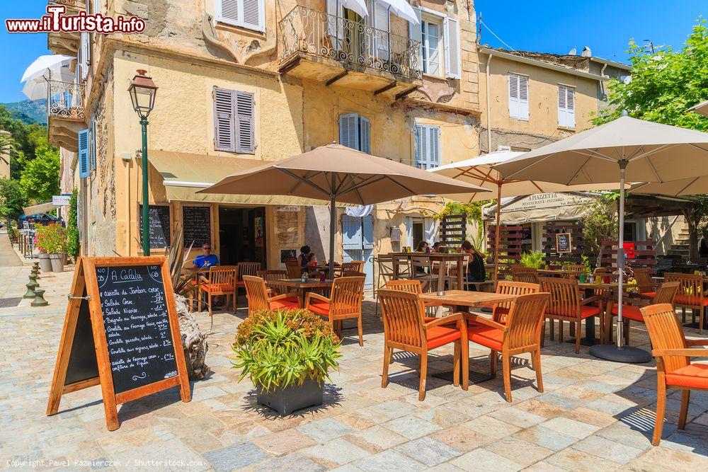 Immagine Tipico ristorante nella città vecchia di Erbalunga, Corsica, Francia - © Pawel Kazmierczak / Shutterstock.com