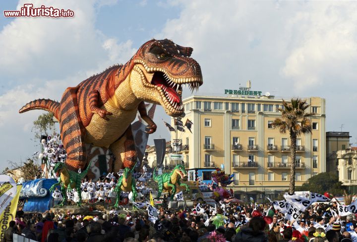 Immagine Un Tirannosauro rex al Carnevale di Viareggio, protagonista della sfilata del martedì grasso - © m.bonotto / Shutterstock.com