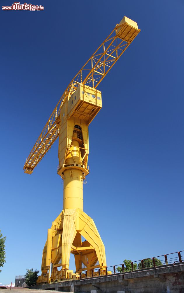 Immagine Titan, l'enorme gru gialla che accoglie i visitatori all'isola di Nantes, Francia.
