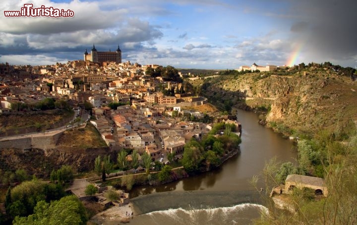 Immagine Una bella veduta di Toledo dall'alto dopo la tempesta (si scorge un arcobaleno sulla destra). La città della Castiglia è ancora più pittoresca grazie al fiume Tago e alla sagoma imponente dell'Alcazar - © Tomas1111 / Shutterstock.com