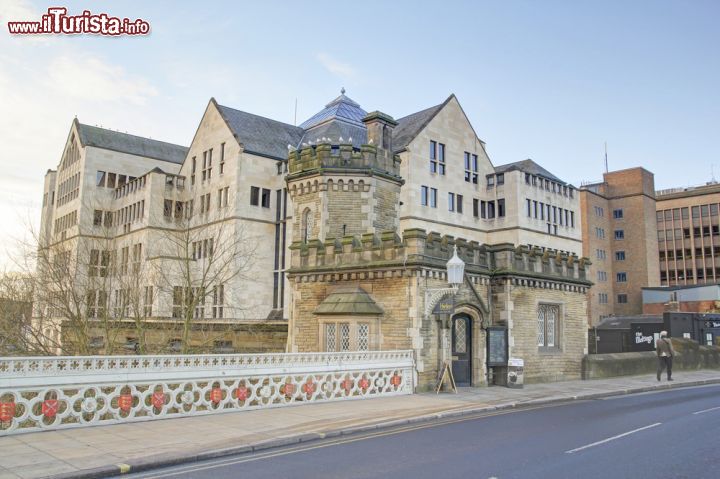 Immagine La Toll House (casa del dazio) sul Lendel Bridge di York.La città è circondata da mura medievali e conserva ancora le porte d'ingresso originali dell'epoca - foto © Alastair Wallace / Shutterstock